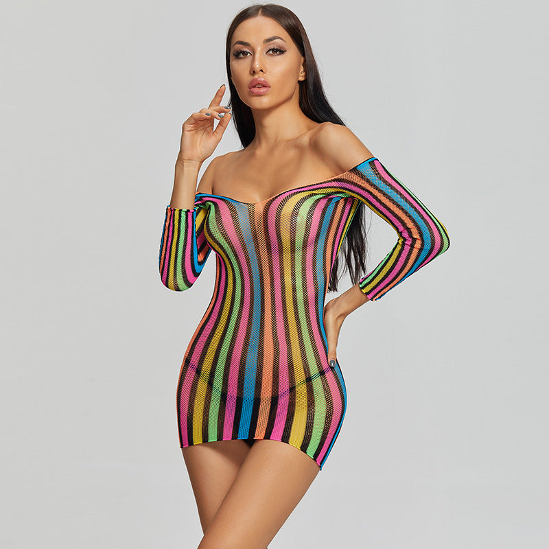 Body de rejilla y medias: un conjunto sexy de malla colorida y seductora, lencería bondage.