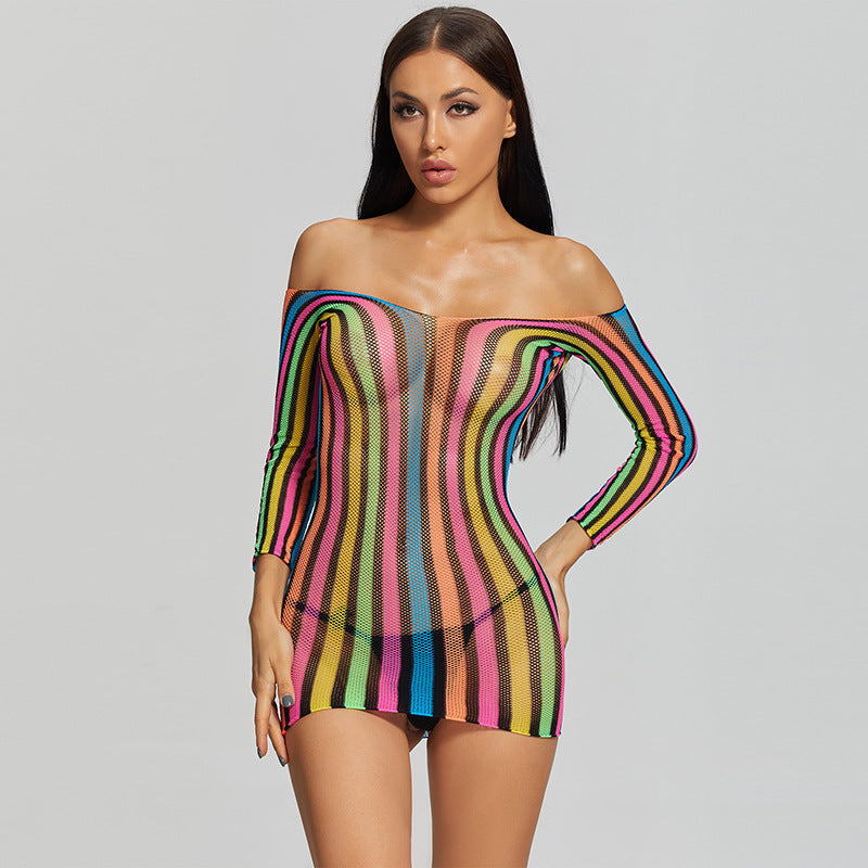 Body de rejilla y medias: un conjunto sexy de malla colorida y seductora, lencería bondage.