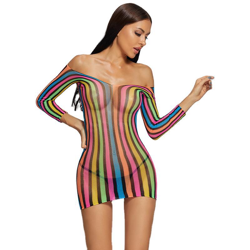 Body de rejilla y medias: un conjunto sexy de malla colorida y seductora, lencería bondage.