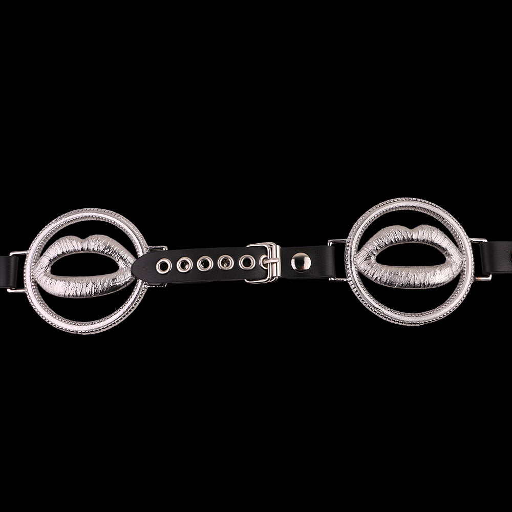 Pinza para pezones con forma de labio: un objeto de arte BDSM al borde del deseo