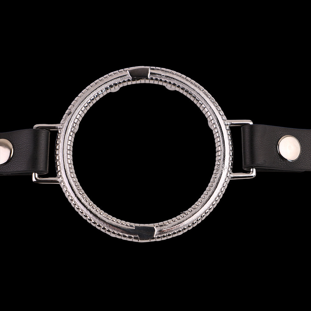 Pinzas metálicas para pezones con anillo de contacto: instrumento BDSM bajo halos hipnóticos