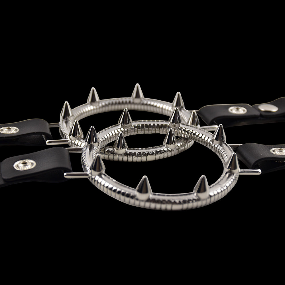 Pinzas metálicas para pezones con anillo de contacto: instrumento BDSM bajo halos hipnóticos