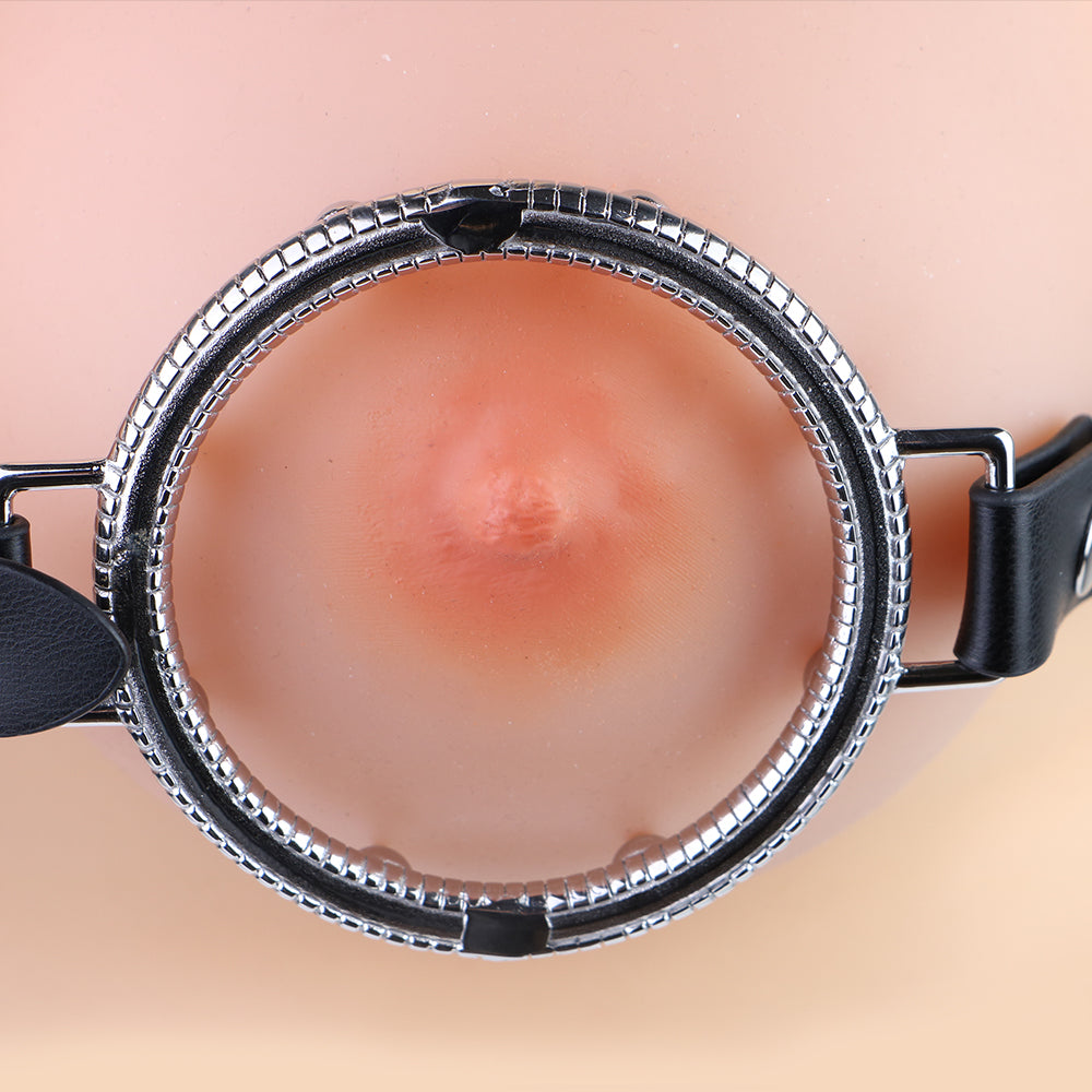 Pinzas metálicas para pezones con anillo de contacto: instrumento BDSM bajo halos hipnóticos